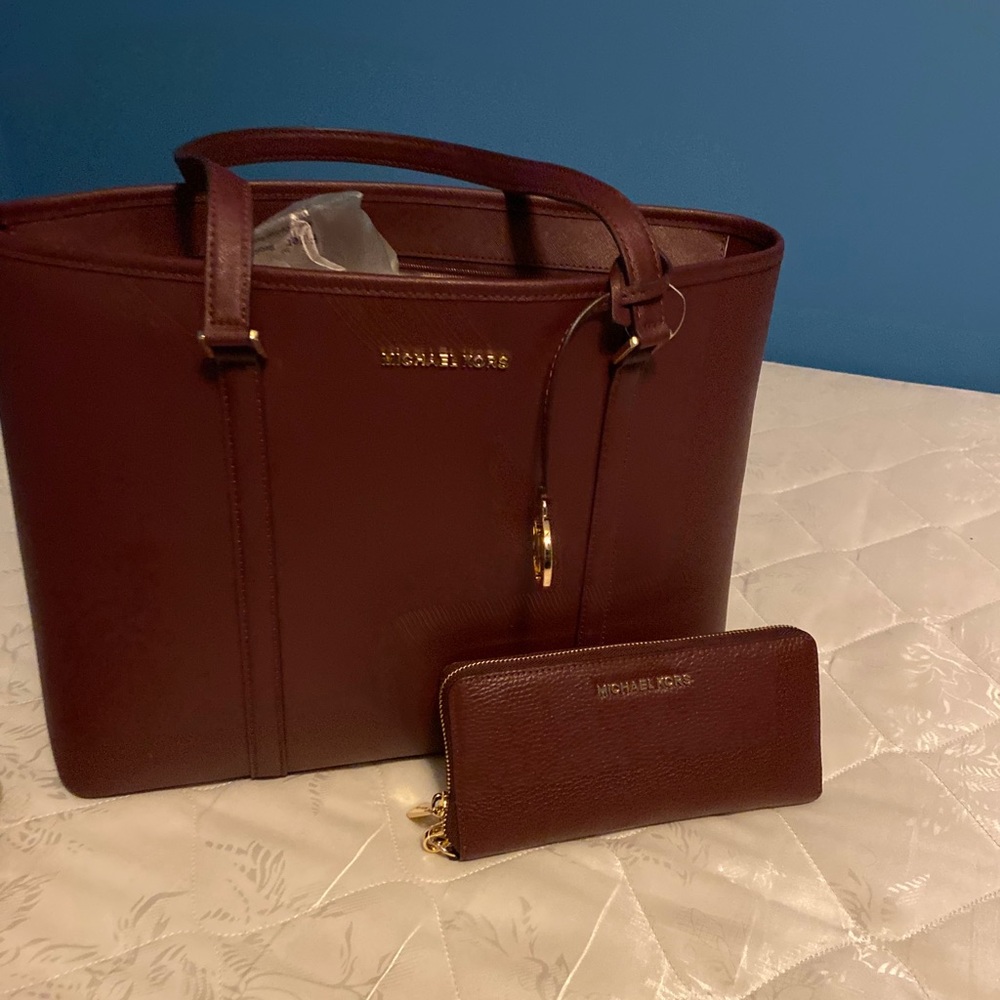 New with the tags Micheal Kors purse and wallet